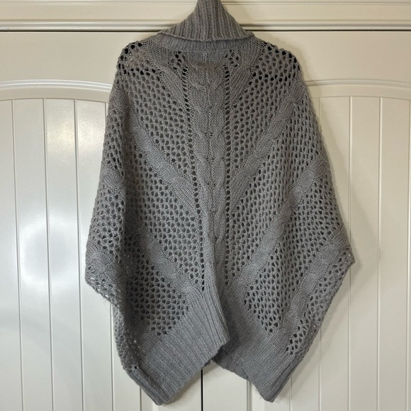 BCBG Max Azaria Wool Blend Oversized Layering Sweater in Gray. Size L/XL. - Picture 3 of 8